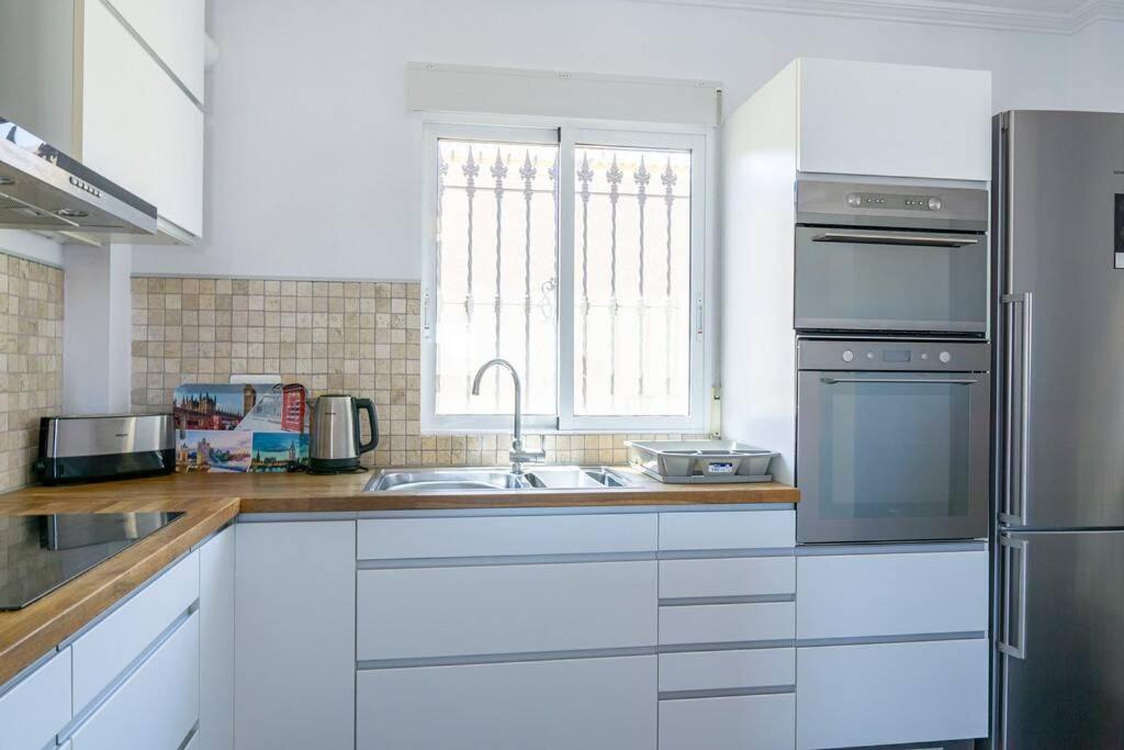 Casa Lilly-Rose, A Beautiful 3 Bedroom Detached Villa A Short Walk To The Villamartin Plaza & Golf Course Экстерьер фото